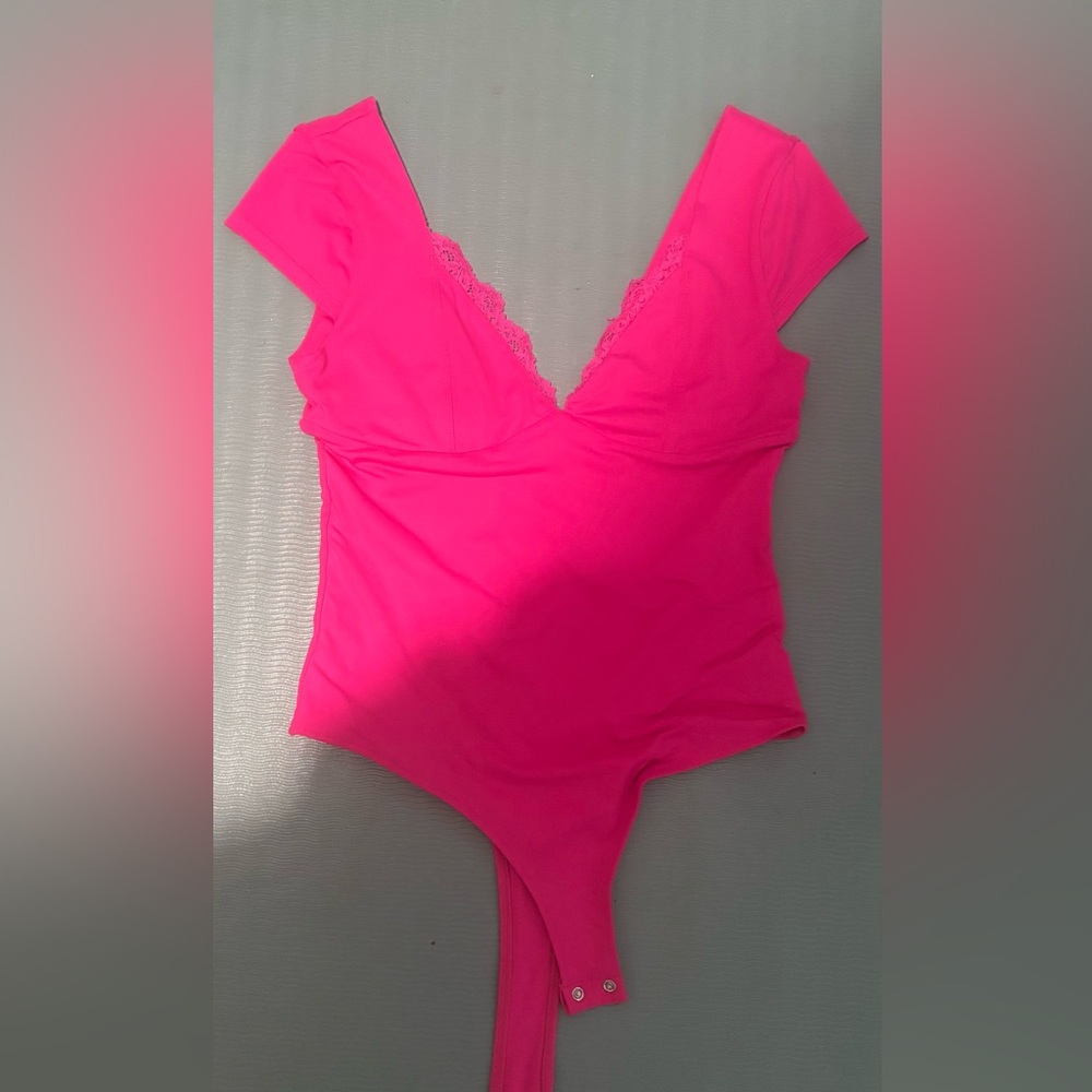 REORIA Vibrant Pink Lace-Trimmed Bodysuit size m